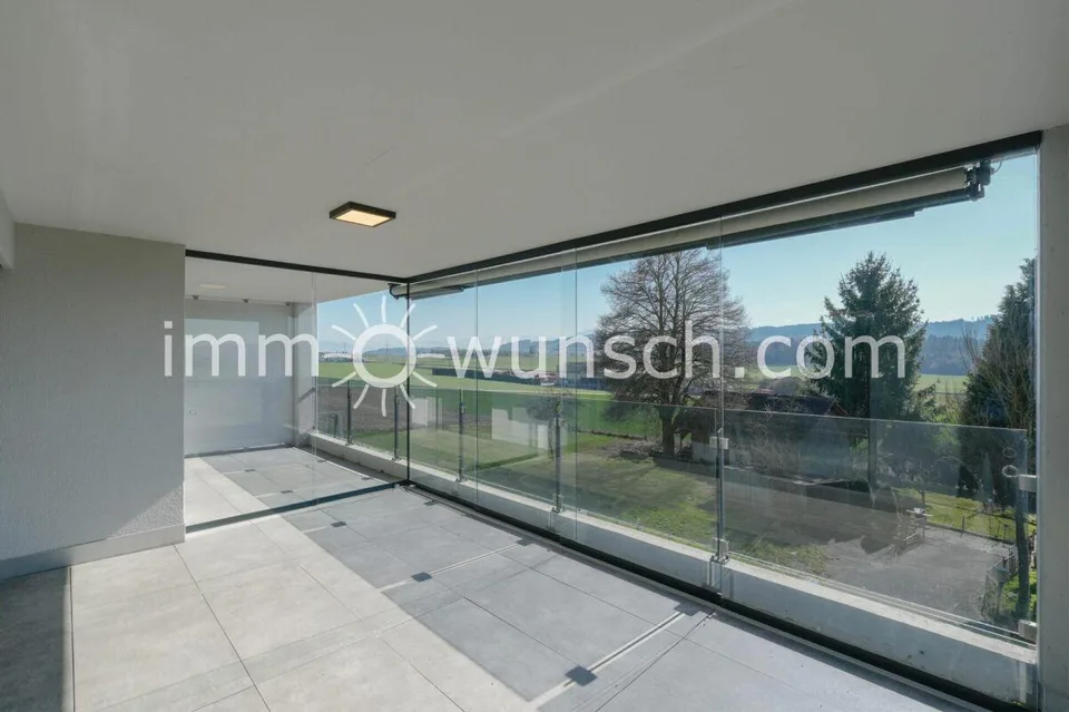 Moderne 3½ Zi.-Wg., Teil verglaster Balkon, herrliche Fernsicht