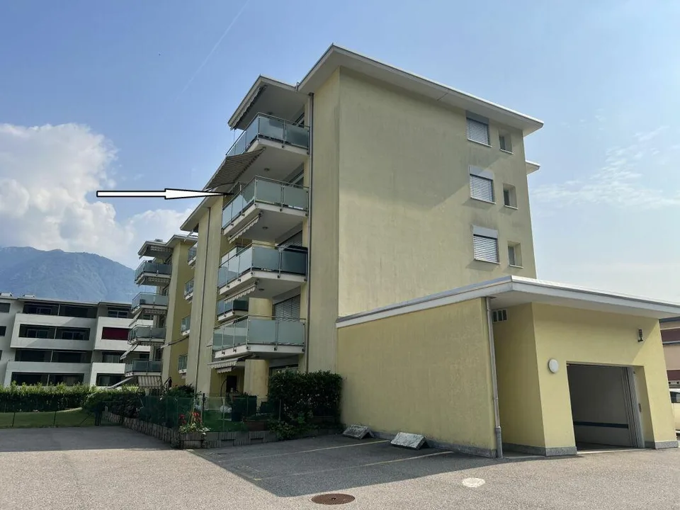 Appartamento di  2.5 locali attico, con 1 park interno e 1 park est...