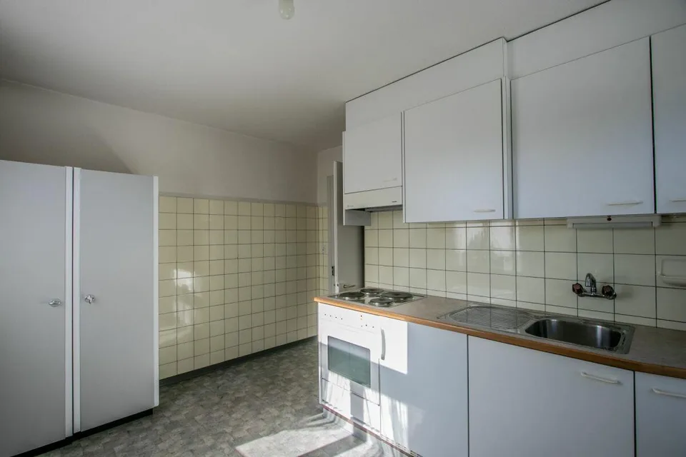 Affordable old-building apartment in central location