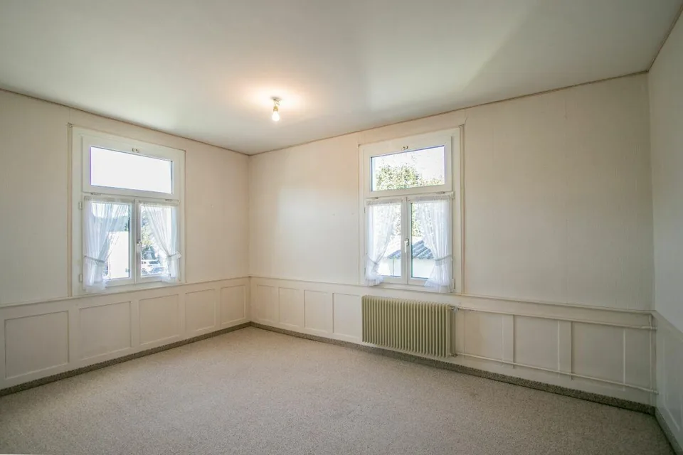 Affordable old-building apartment in central location