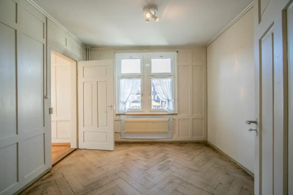 Affordable old-building apartment in central location