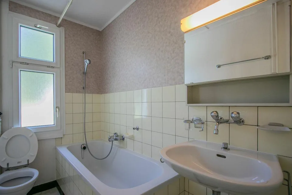 Affordable old-building apartment in central location
