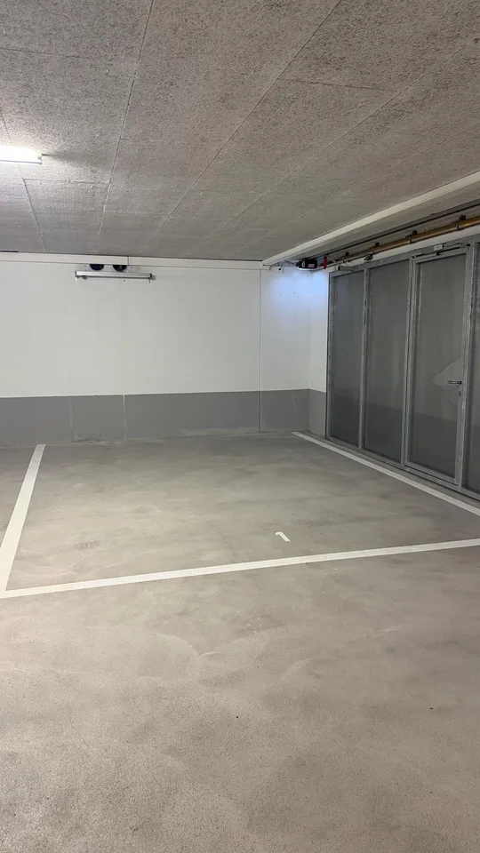 Geräumiger Tiefgaragenparkplatz zentral in Siebnen SZ