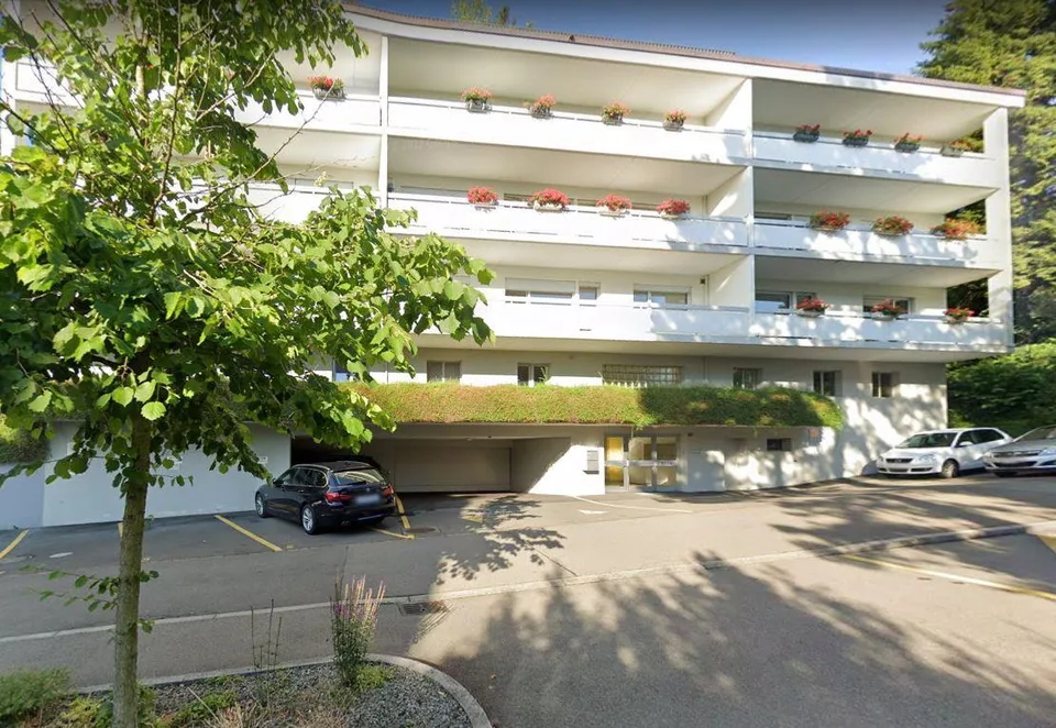 ungedeckter Parkplatz