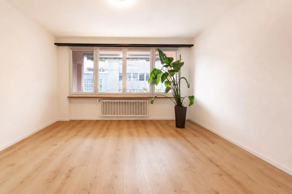 Comfortable living meets far-reaching views in this stylishly renovated 3.5-room apartment