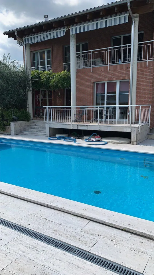 MODERNA VILLA SINGOLA CON GIARDINO E PISCINA