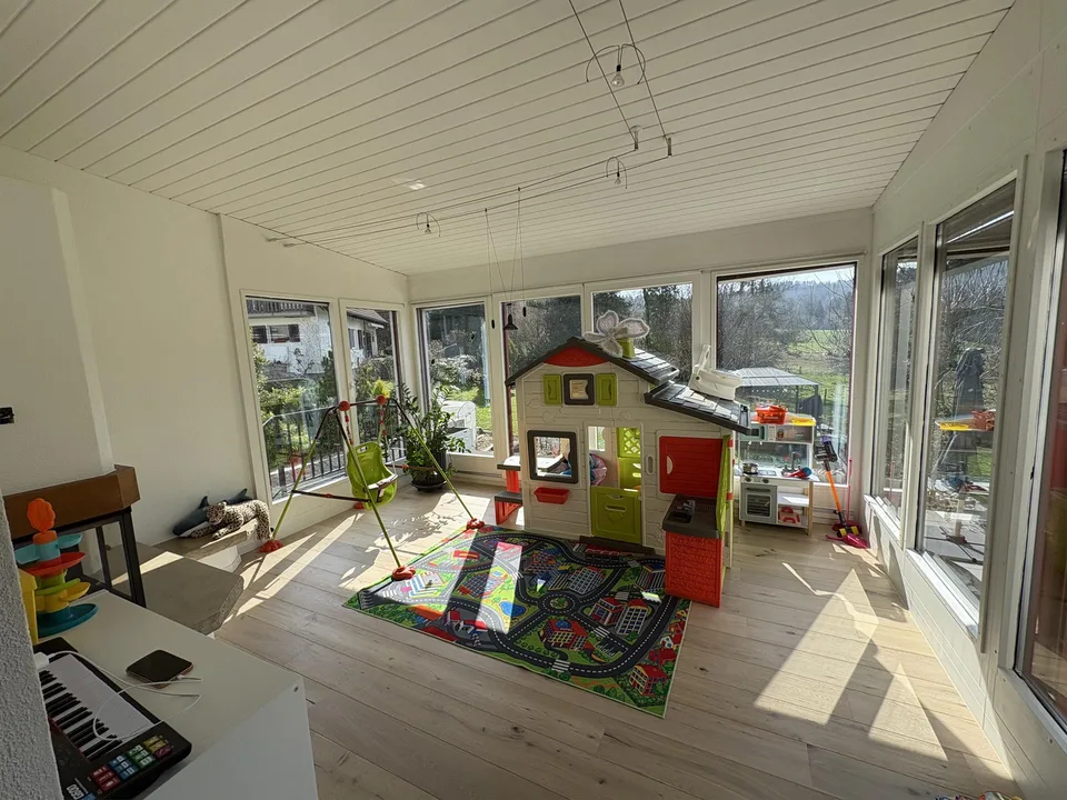 Stilvolle 5.5-Zimmer Doppelhaushälfte mit Wintergarten und Studio