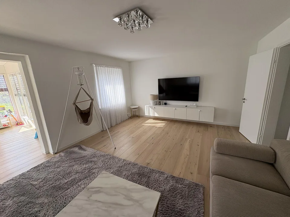 Stilvolle 5.5-Zimmer Doppelhaushälfte mit Wintergarten und Studio