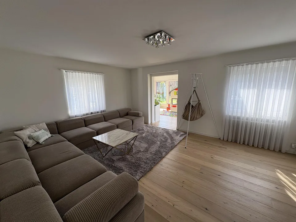 Stilvolle 5.5-Zimmer Doppelhaushälfte mit Wintergarten und Studio