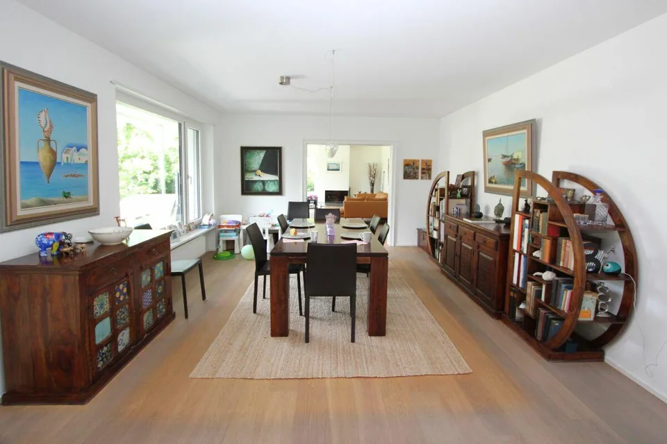 Maison attrayante sur le beau Bruderholz / 7 pièces avec piscine et garage double