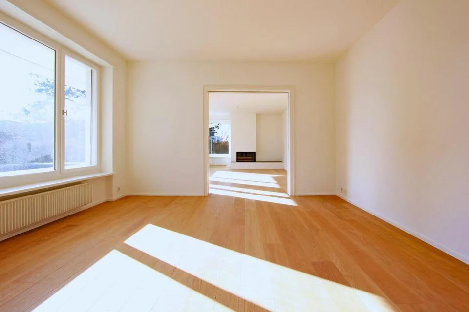 Maison attrayante sur le beau Bruderholz / 7 pièces avec piscine et garage double