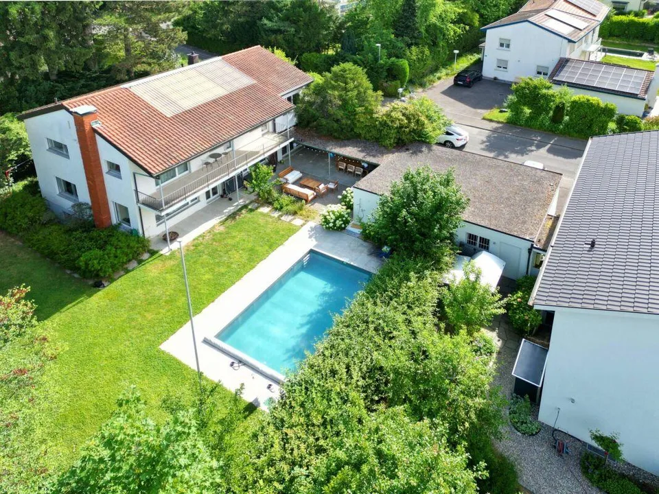 Attraktives Haus auf dem schönen Bruderholz / 7-Zimmer mit Pool und...