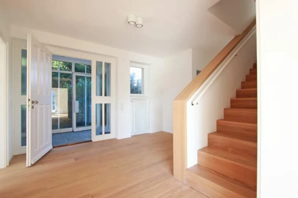Maison attrayante sur le beau Bruderholz / 7 pièces avec piscine et garage double