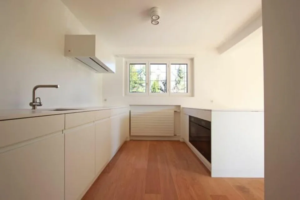 Maison attrayante sur le beau Bruderholz / 7 pièces avec piscine et garage double