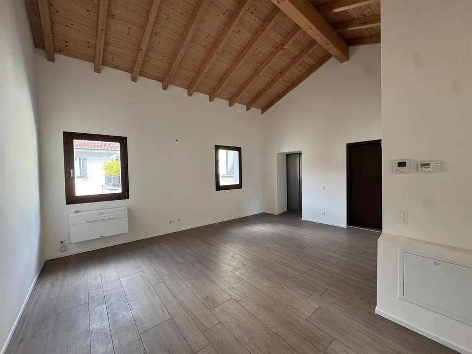 Chiasso, ELEGANTE UFFICIO IN LOCAZIONE CON POSTO AUTO