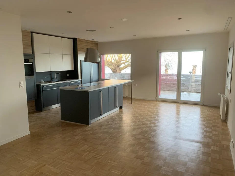 Geräumige 4.5 Zimmer Wohnung mit Blick auf den See