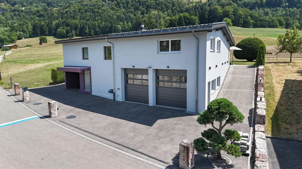 Wohnen mit Potenzial: Exklusives Zuhause mit Vielzweck-Anbau in tra...
