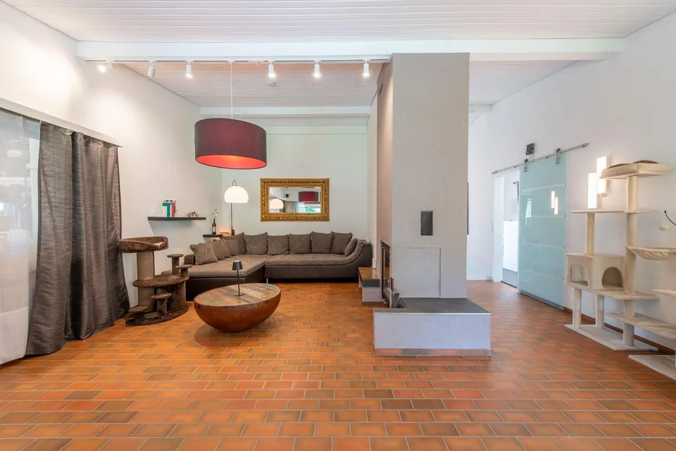 Wohnen mit Potenzial: Exklusives Zuhause mit Vielzweck-Anbau in tra...