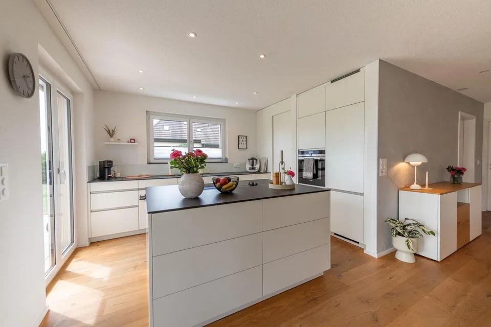 Moderne, lichtdurchflutete Gartenwohnung mit Terrasse & privatem Gr...