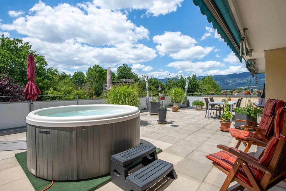Attikawohnung mit traumhafter Terrasse, Lift und Jurablick