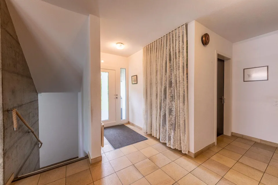 Votre refuge avec une vue lointaine : Maison unifamiliale dépendante de 6,5 pièces avec jardin idyllique