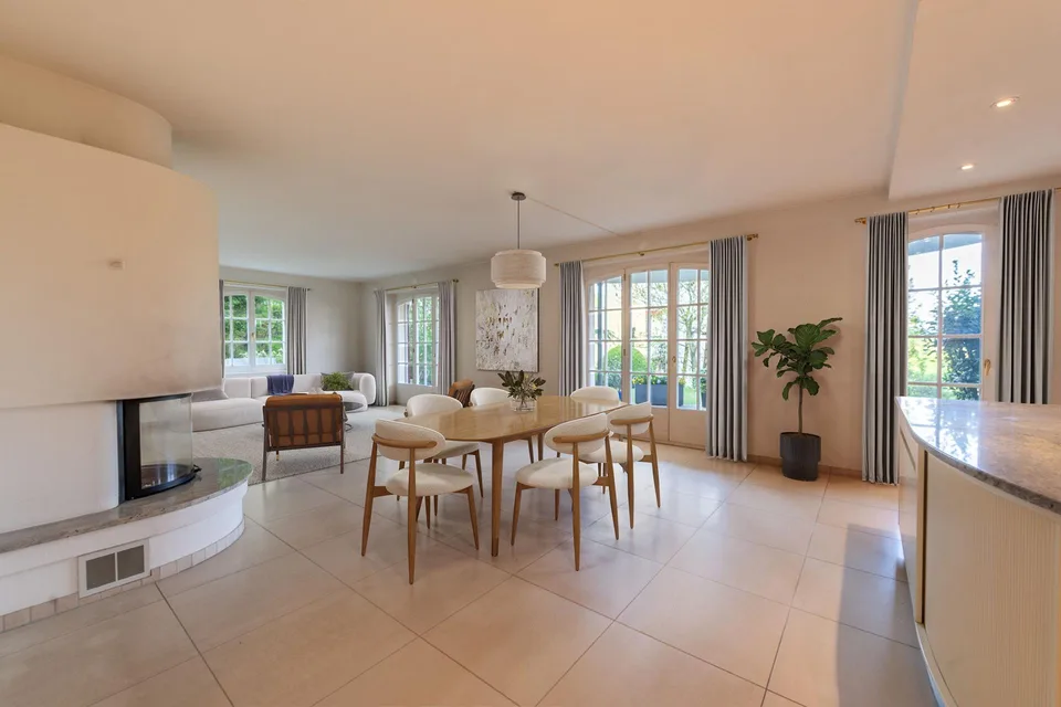 Maison moderne avec cheminée & jardin privé