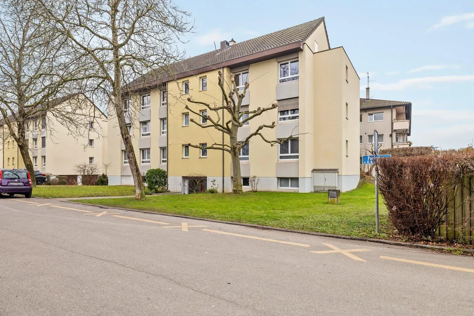 An ruhiger Seitenstrasse mit guter Verkehrsanbindung