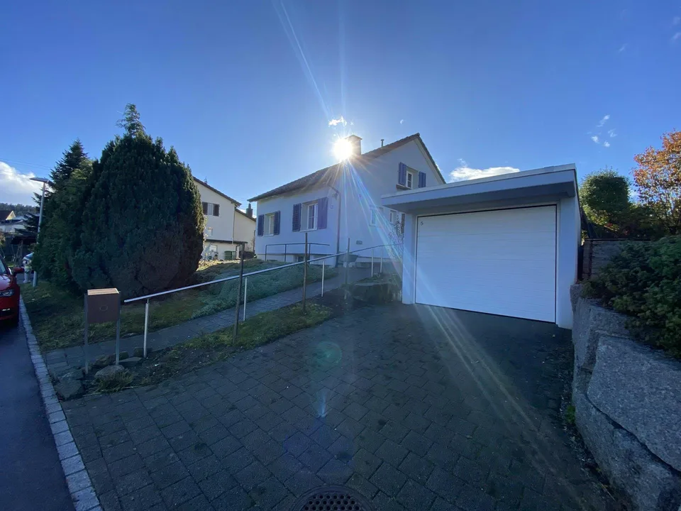 Freistehendes, teilsaniertes Einfamilienhaus mit grossem Umschwung