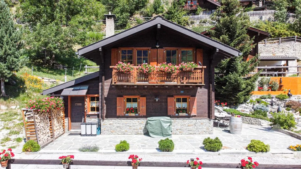 Adorable chalet avec joli jardin, garage double et vues spendides