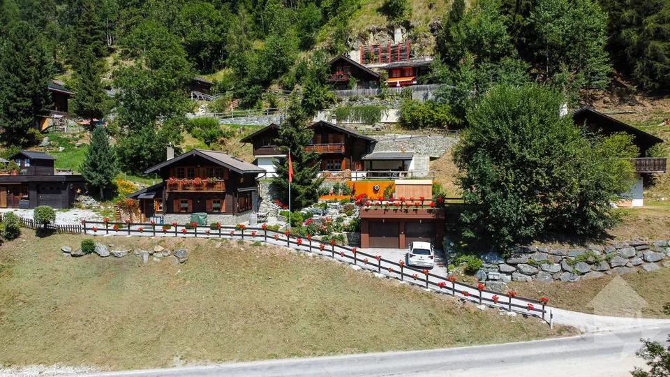 Adorable chalet avec joli jardin, garage double et vues spendides – photo 16 sur 16