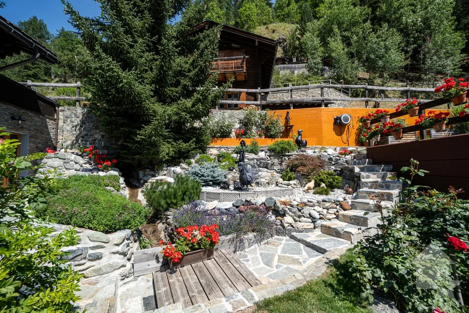Adorable chalet avec joli jardin, garage double et vues spendides – photo 15 sur 16
