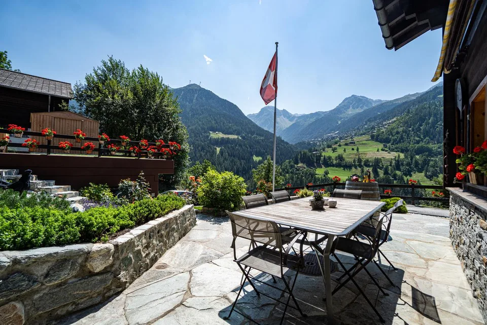 Adorable chalet avec joli jardin, garage double et vues spendides – photo 14 sur 16