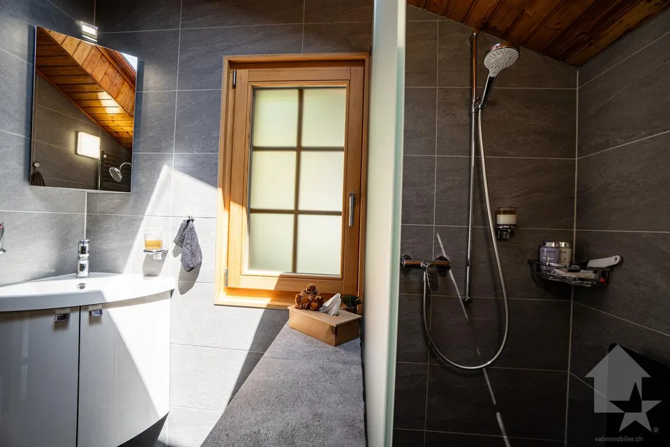 Adorable chalet avec joli jardin, garage double et vues spendides – photo 11 sur 16