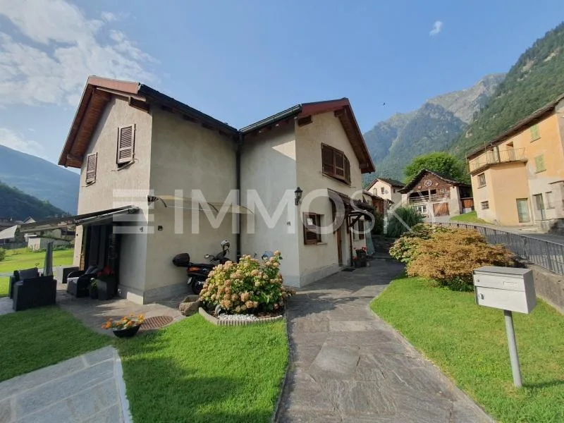 Casa indipendente con panorama montano e spazi all’aperto