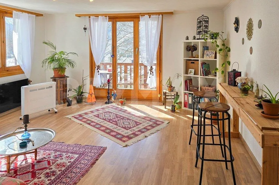 Mehrfamilienhaus mit 3 grossen Wohnungen, zusätzlichen Wohnräumen u...