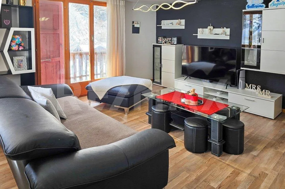 Mehrfamilienhaus mit 3 grossen Wohnungen, zusätzlichen Wohnräumen u...