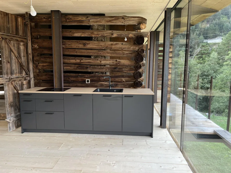 Wohnen im historischen Bündner Stall  mit Bergblick