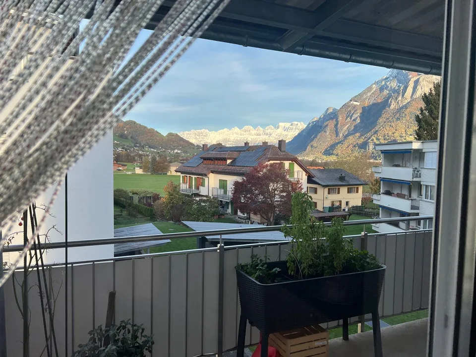 Helle 4.5 Zimmer Wohnung mit Balkon und Doppelparkplatz