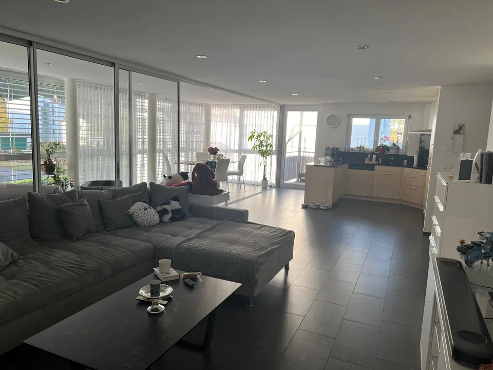 Helle 4.5 Zimmer Wohnung mit Balkon und Doppelparkplatz