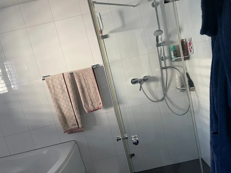 Helle 4.5 Zimmer Wohnung mit Balkon und Doppelparkplatz