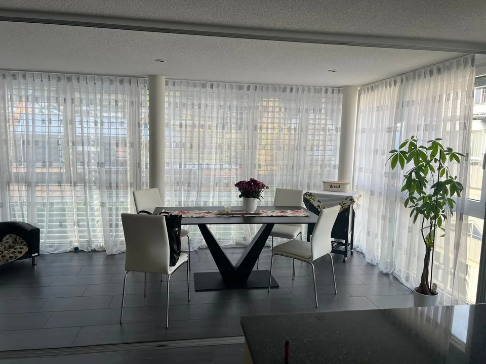 Helle 4.5 Zimmer Wohnung mit Balkon und Doppelparkplatz