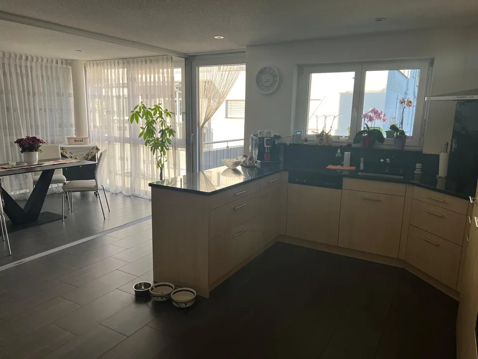 Helle 4.5 Zimmer Wohnung mit Balkon und Doppelparkplatz