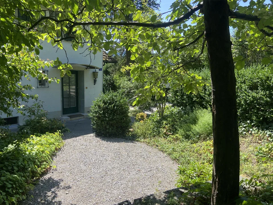 einseitig angebautes Einfamilienhaus mit separatem Garagengebäude