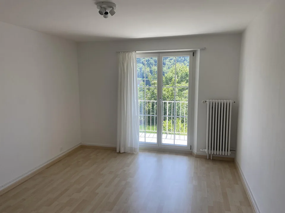einseitig angebautes Einfamilienhaus mit separatem Garagengebäude
