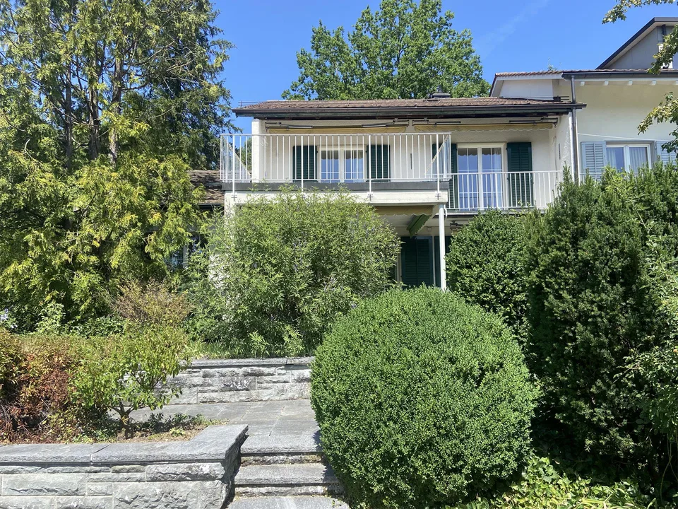 einseitig angebautes Einfamilienhaus mit separatem Garagengebäude