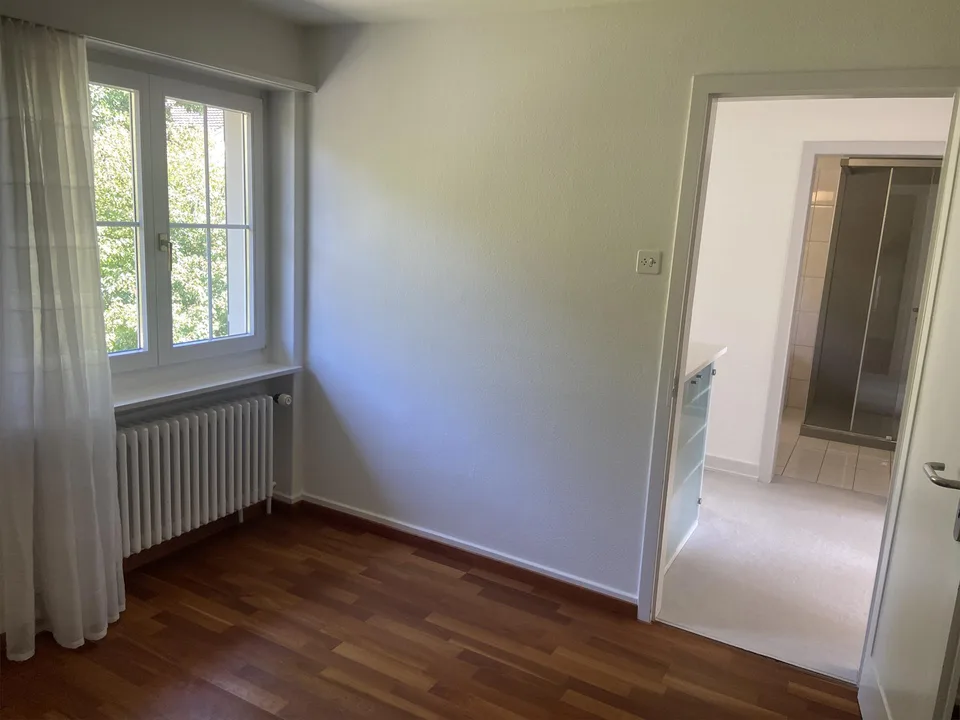 einseitig angebautes Einfamilienhaus mit separatem Garagengebäude