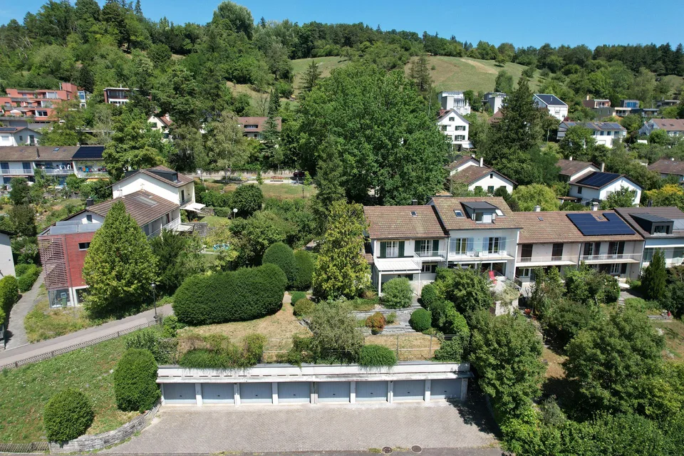 einseitig angebautes Einfamilienhaus mit separatem Garagengebäude