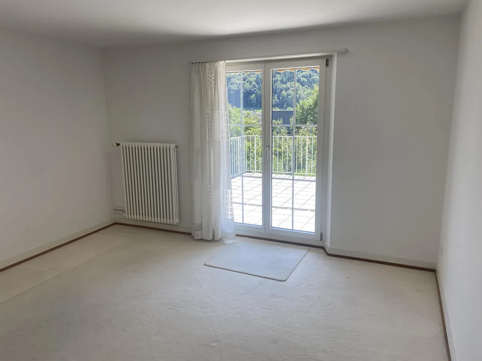 einseitig angebautes Einfamilienhaus mit separatem Garagengebäude