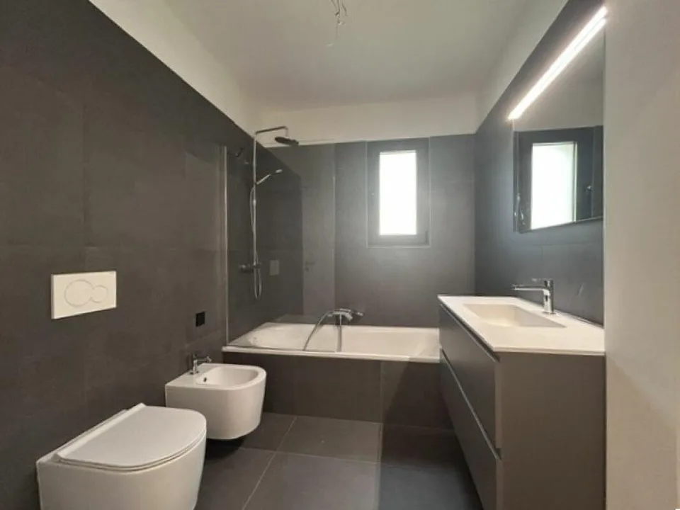 NUOVO ATTICO 3.5 LOCALI CON ROOFTOP DI 38MQ VISTA LAGO – photo 16 of 29