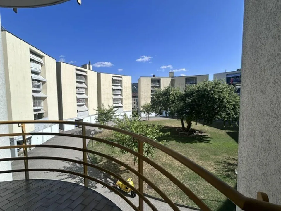 APPARTAMENTO 4.5 LOCALI LUMINOSO E CON AMPI BALCONI